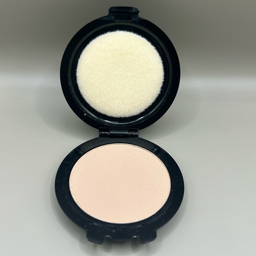 Merle Norman Flawless Effect Pressed Powder Barely There .12oz